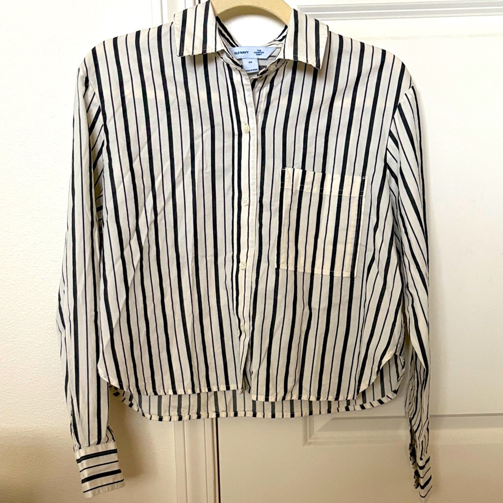 Old Navy cream and gray Cropped Shirt
